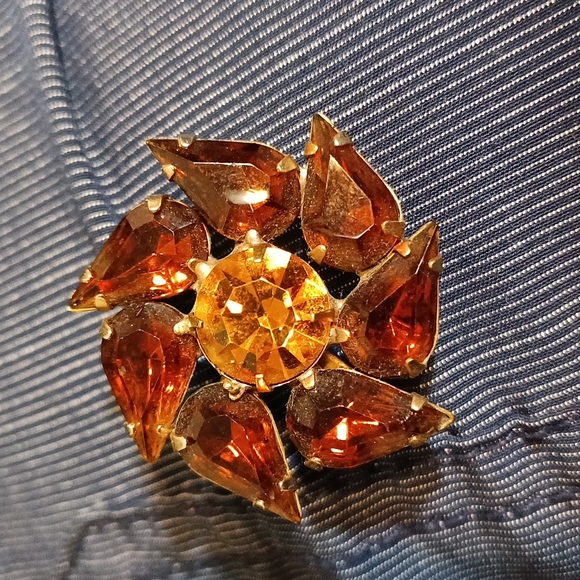 Vintage brown and amber pinwheel style rhinestone brooch. - Picture 4 of 6